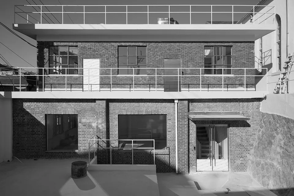 Exterior 4